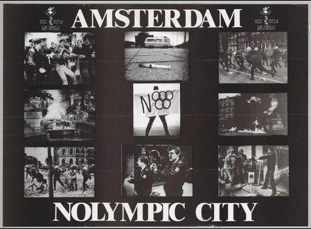 affiche d'époque AMSTERDAM NOLYMPIC CITY

mosaïque de photos N&B sur fond noir montrant une rue en feu, des flics anti-émeute, une banderole antiJO, un bateau de tourisme schlagé